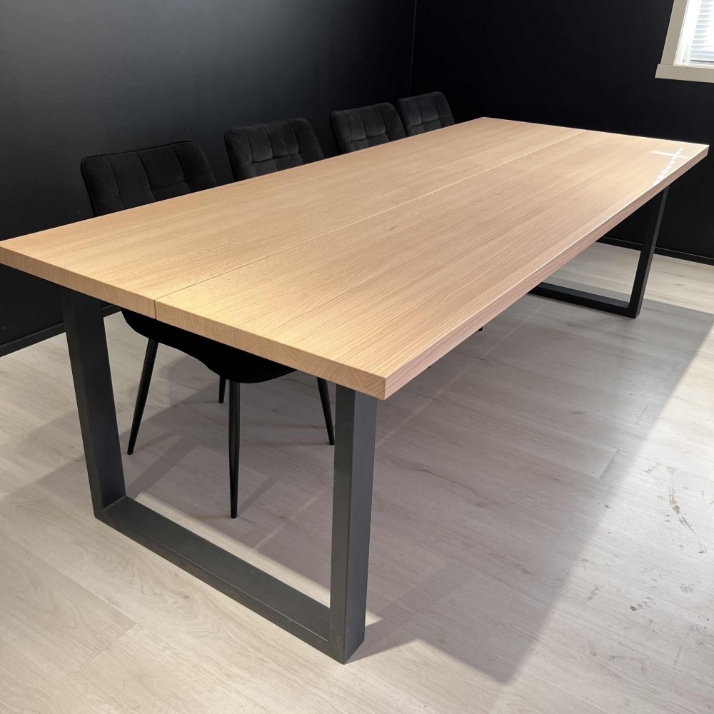 Håndlaget, moderne spisebord i heltre eik, 4 tykk; Bordplate laget i 2 deler, som er dekket med  OSMO  topolje i naturell farge. Bordbena er pulverlakkerte i matt, svart farge. SPISEBORD 250X100X75,-sjelden rød eik