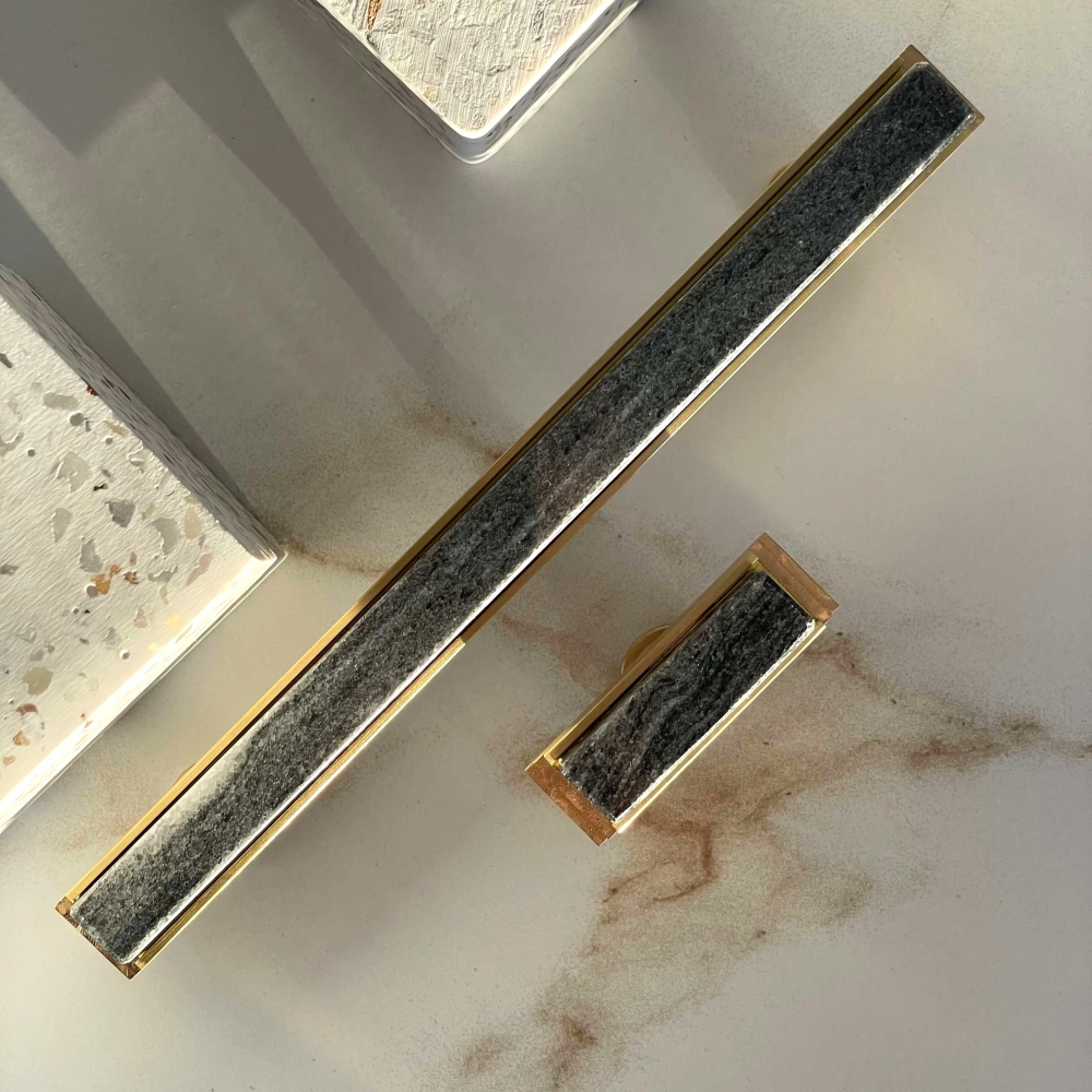 Gi hjemmet ditt et eksklusivt preg med våre håndtak i svart marmor. Perfekte for å tilføre luksus og eleganse med marmorets unike mønstre og naturlige skjønnhet. Leveres på 2-6 dager med Bring. Betal trygt med Klarna, Visa, Mastercard eller Vipps.