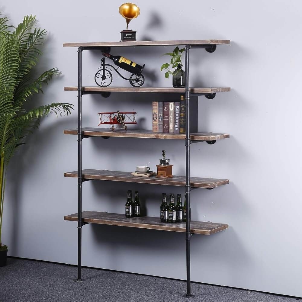 Imponerende gulv-til-himling-hylle i industriell stil. Perfekt for å vise frem vin, bøker og dekor – like stilig i hjemmet som i butikken.  Treplanker selges separat.