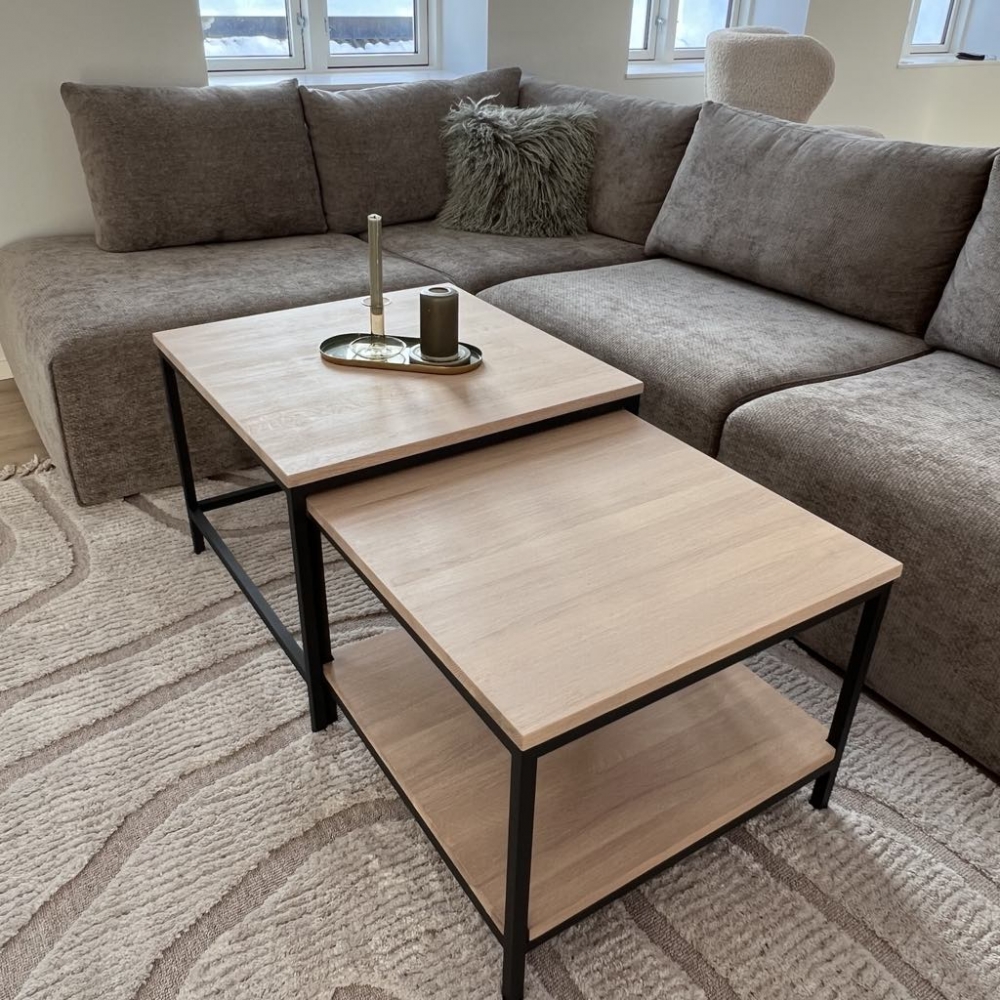 Lyng- sofabordsett 65x65, H50 og 60x60, H45 lakkert heltre eik -Osmo top oil naturell med understell metall svart
Moderne sofabord hvor det ene bordet delvis kan skyves under det andre
Stilrent, tidløst, klassisk og moderne
Vil passe perfekt