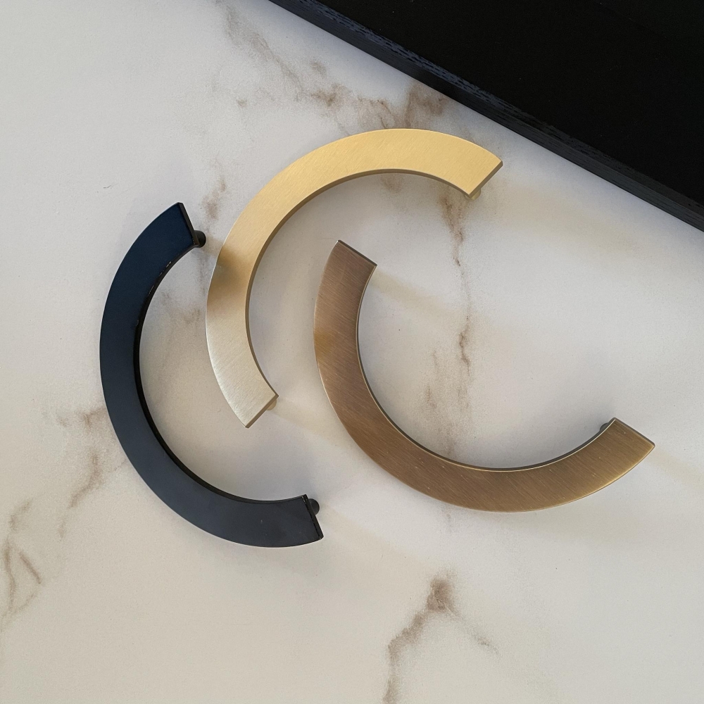 Laget i solid messing som er et eksklusivt materiale som utstråler kvalitet og luksus, og gir hjemmet ditt et tidløst og elegant uttrykk. Levering på 2-6 dager via Bring. Betal trygt med Klarna, Visa, Mastercard eller Vipps.