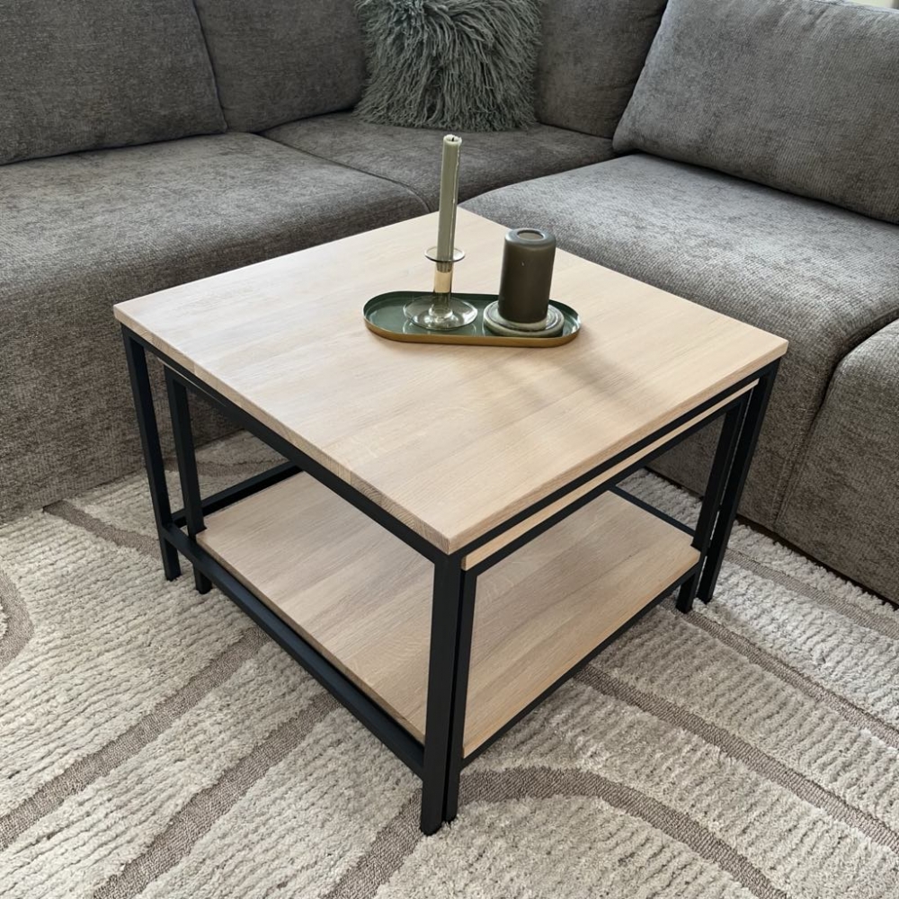 Lyng- sofabordsett 65x65, H50 og 60x60, H45 lakkert heltre eik -Osmo top oil naturell med understell metall svart
Moderne sofabord hvor det ene bordet delvis kan skyves under det andre
Stilrent, tidløst, klassisk og moderne
Vil passe perfekt 