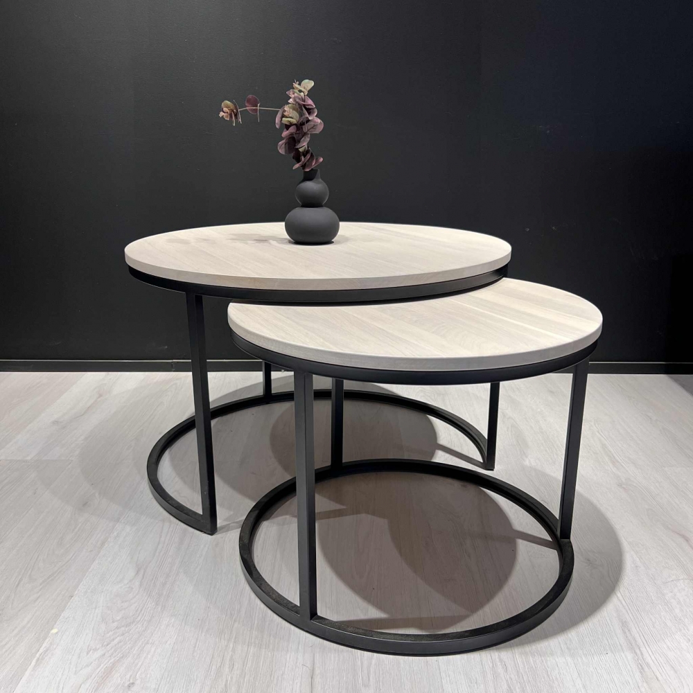 Multe- rundt sofabordsett Ø80 H50 og Ø60 H45 lakkert heltre eik -Osmo hvit+top oil naturell med understell metall svart
Moderne sofabord hvor det ene bordet delvis kan skyves under det andre
Stilrent, tidløst, klassisk og moderne
Vil passe perfekt 