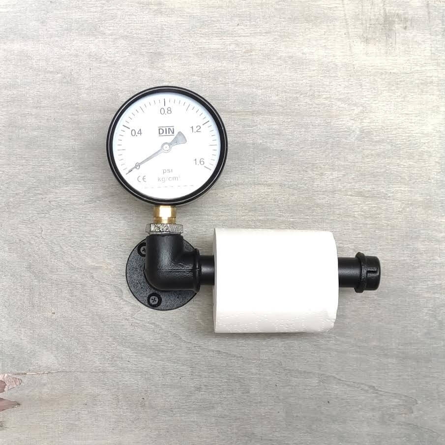 Gi badet ditt en kul, industriell vri med en unik toalettpapirholder i svartmalt stålrør – velg mellom tre dekorative design som skaper et tøft og lekent uttrykk.