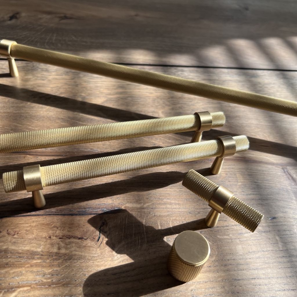 Solid messing kombinerer styrke, holdbarhet og tidløs skjønnhet. Med sin naturlige tyngde og elegante overflate gir det en følelse av eksklusivitet. Materialet er korrosjonsbestandig, utvikler en vakker patina over tid. Rask levering på 2-6 dager.
