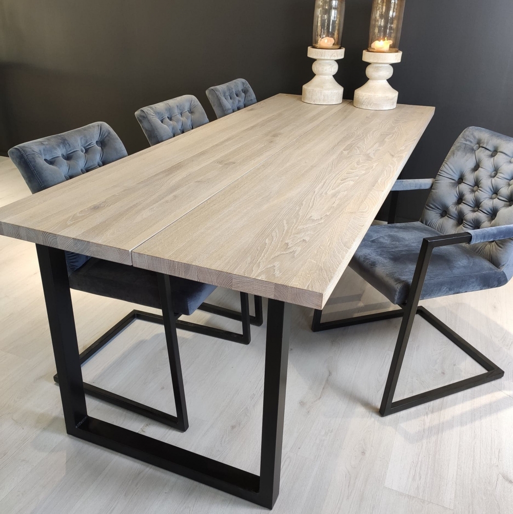 Spisebord TRON er laget i massiv (4cm tykk), FSC sertifikert heltre eik. Tradisjonelle linjer, rette-kant vil gi spisestuen et tidløst designbord som vil vare i mange år! 