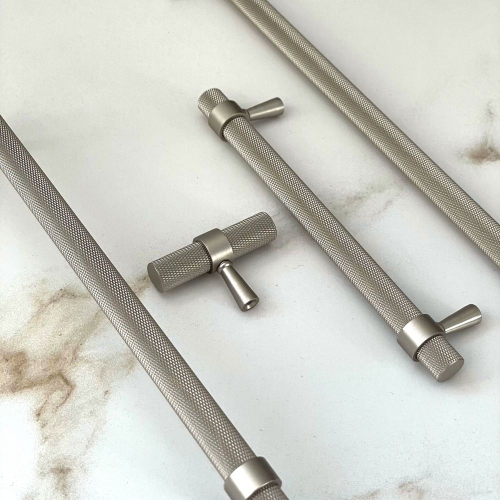 Våre håndtak i solid børstet messing kombinerer tidløs eleganse med eksepsjonell holdbarhet. Den solide messingkvaliteten gir en luksuriøs, varig finish som tåler tidens tann og tilfører varme til ethvert rom. Leveres på 2-6 dager med Bring.